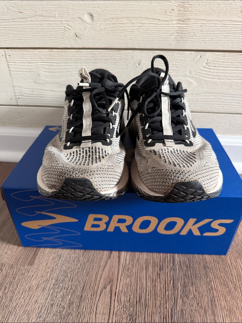 Brooks Mens Lightweight Sneakers in white and Black